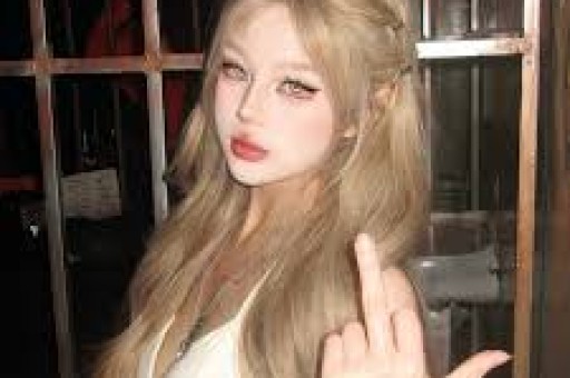 愚人节站姐整活大赛：鹿晗站姐发杨幂粉丝：关注你三年就给我看这